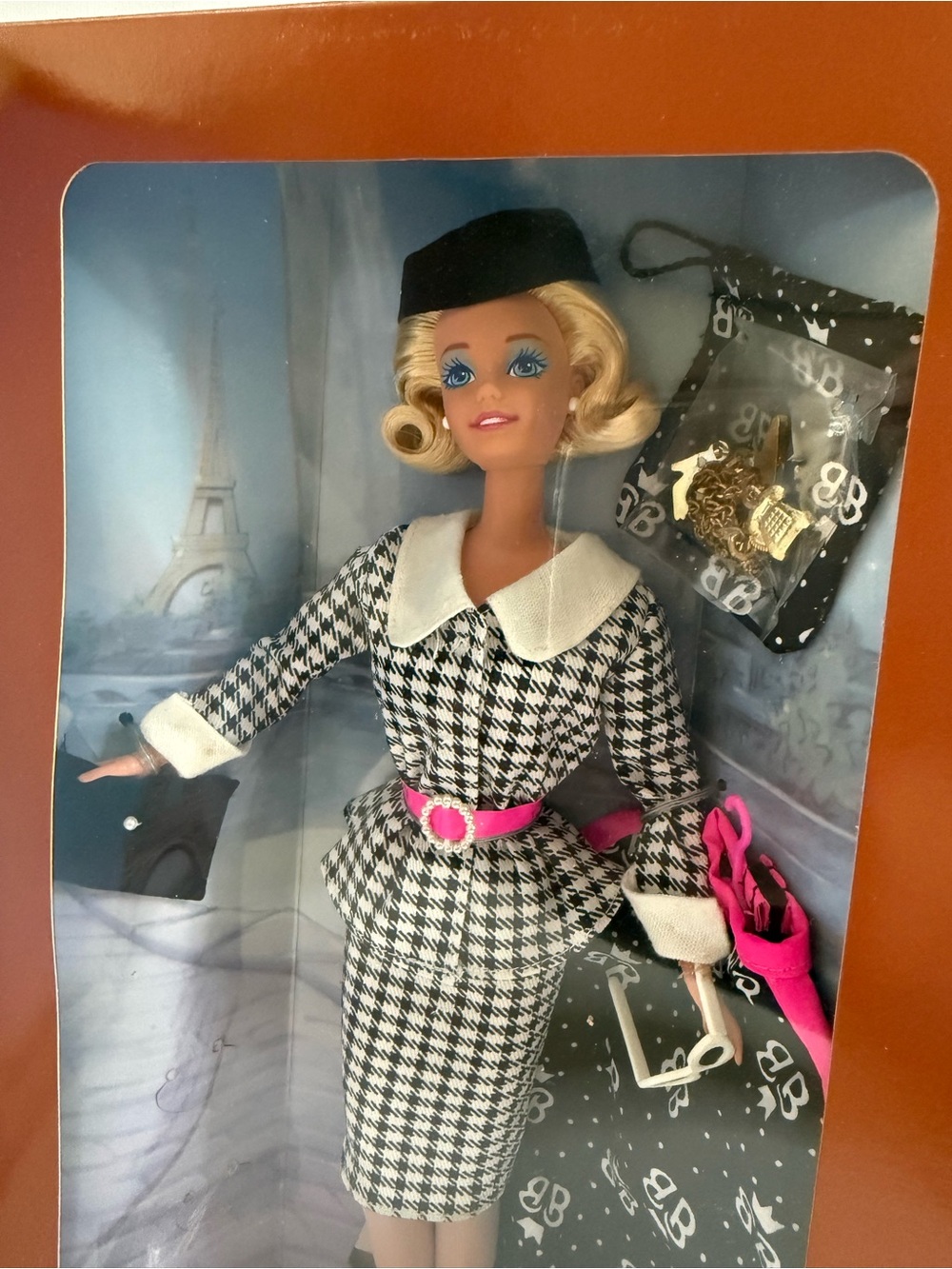 Special Edition 1995 Barbie Fashion Doll in Black, White & Hot Pink accessories - Picture 6 of 9